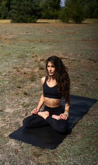 Antypoślizgowa mata do jogi z naturalnego kauczuku i PU ROOT Basalt