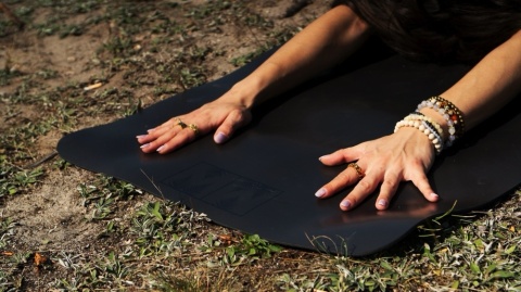 Antypoślizgowa mata do jogi z naturalnego kauczuku i PU ROOT Basalt