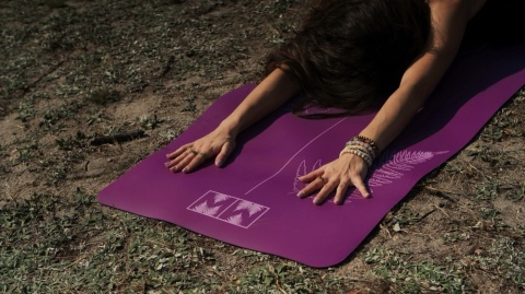 Antypoślizgowa mata do jogi z naturalnego kauczuku i PU ROOT Plum