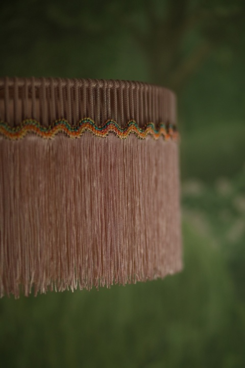 Lampa wisząca LIPSTA 3 z frędzlami różowa