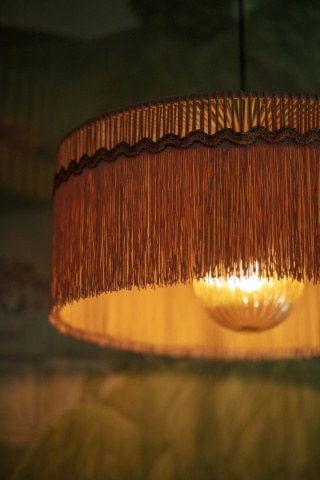 Lampa wisząca LIPSTA 3 z frędzlami różowa