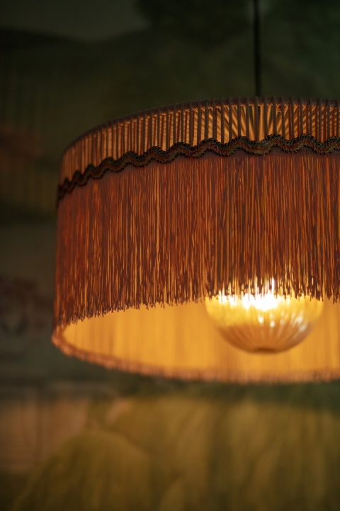 Lampa wisząca LIPSTA 3 z frędzlami różowa