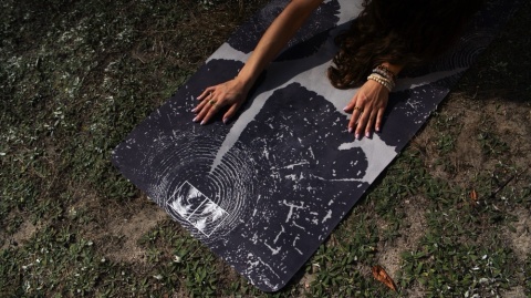 Mata do jogi z naturalnego kauczuku i mikrofibry MOSS Timber