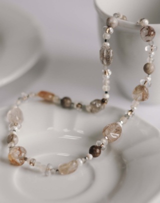 Naszyjnik koralikowy BIAŁA HERBATA 39 cm unisex biało beżowy