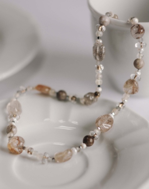 Naszyjnik koralikowy BIAŁA HERBATA 39 cm unisex biało beżowy