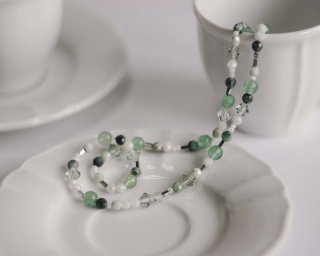 Naszyjnik koralikowy MACHA LATTE 40 cm unisex perłowo zielony