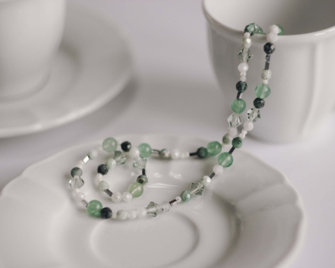 Naszyjnik koralikowy MACHA LATTE 40 cm unisex perłowo zielony