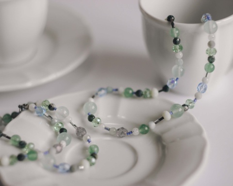 Naszyjnik koralikowy LAWENDOWA MACHA 41 cm unisex perłowy zielony niebieski