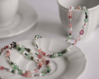 Naszyjnik koralikowy MALINOWA MACHA 41 cm unisex perłowy zielony różowy