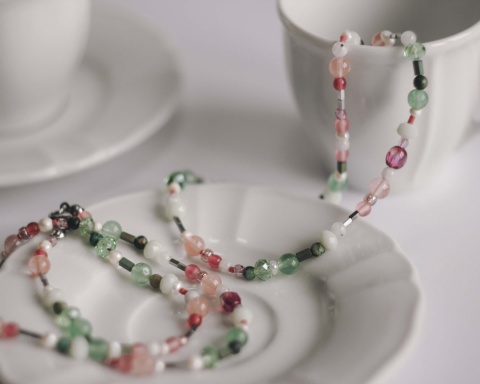 Naszyjnik koralikowy MALINOWA MACHA 41 cm unisex perłowy zielony różowy