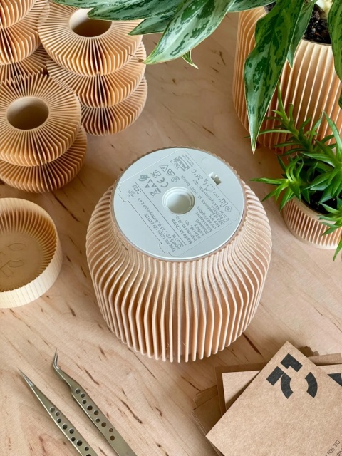 Bezprzewodowa lampa stołowa na dotyk z unikatowym włącznikiem brązowy