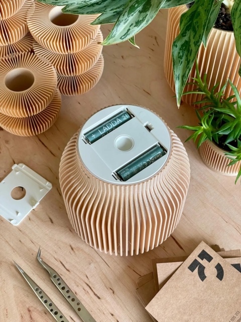 Bezprzewodowa lampa stołowa na dotyk z unikatowym włącznikiem brązowy