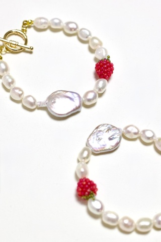 Bransoletka damska MALINY NA PERŁACH jasna