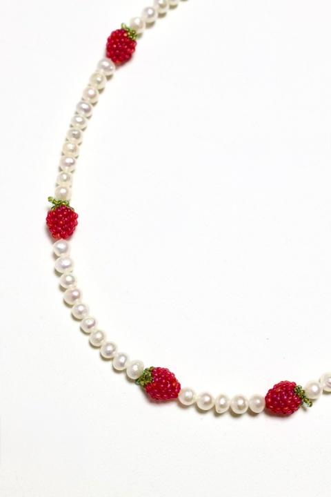 Naszyjnik damski MALINY NA PERŁACH z otwartym zapięciem jasny