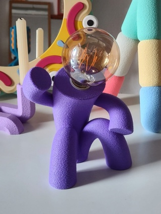 Lampka nocna ŚWIATŁOZIOM ludzikowata ciemna lawenda