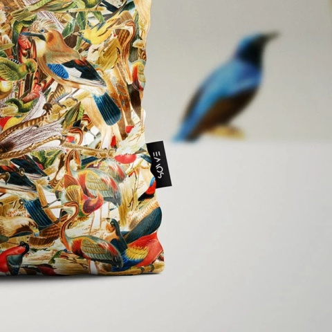 Poduszka dekoracyjna FLYING COMMUNITY 55 x 55 cm welurowa grafika designerska