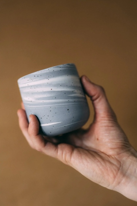 Kubek ceramiczny PopUp BRZASK 200 ml szkliwiony i barwiowny idealny do napojów niebiesko biały