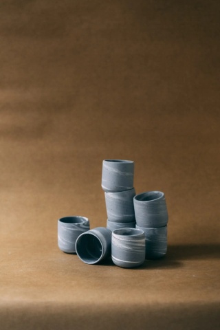 Kubek ceramiczny PopUp BRZASK 200 ml szkliwiony i barwiowny idealny do napojów niebiesko biały