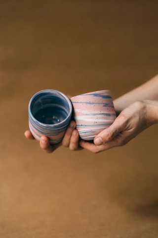 Kubek ceramiczny PopUp NIEBKO 200 ml szkliwiony i barwiowny idealny do napojów różowo niebieski