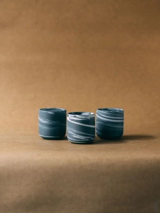Kubek ceramiczny PopUp SMOG 200 ml szkliwiony i barwiowny idealny do napojów szaro biały