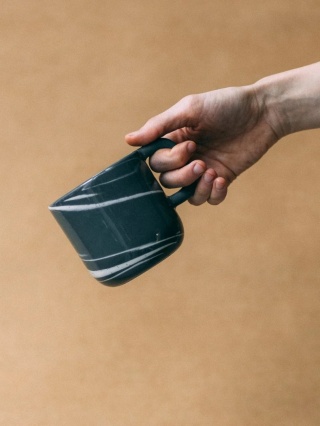 Kubek ceramiczny PopUp SMOG z uchem 300 ml szkliwiony i barwiowny idealny do napojów szaro biały