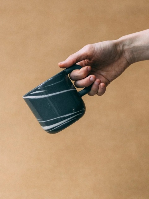 Kubek ceramiczny PopUp SMOG z uchem 300 ml szkliwiony i barwiowny idealny do napojów szaro biały