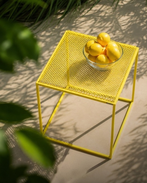Stolik metalowy CUBE 50 x 50 cm designerski na taras ogród balkon pomarańczowy
