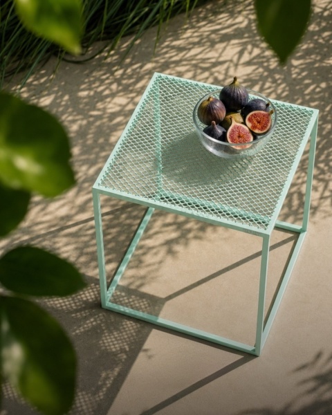 Stolik metalowy CUBE 50 x 50 cm designerski na taras ogród balkon szałwiowy