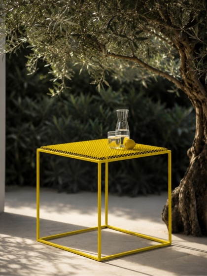 Stolik metalowy CUBE 50 x 50 cm designerski żółty na taras lub do ogrodu