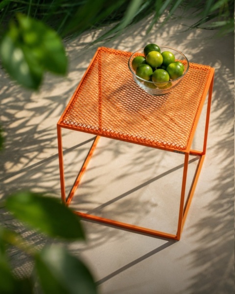 Stolik metalowy CUBE 50 x 50 cm designerski żółty na taras lub do ogrodu