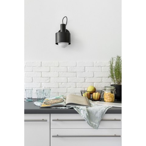 Lampa ścienna ENKEL W czarna regulowana do salonu, korytarza lub sypialni