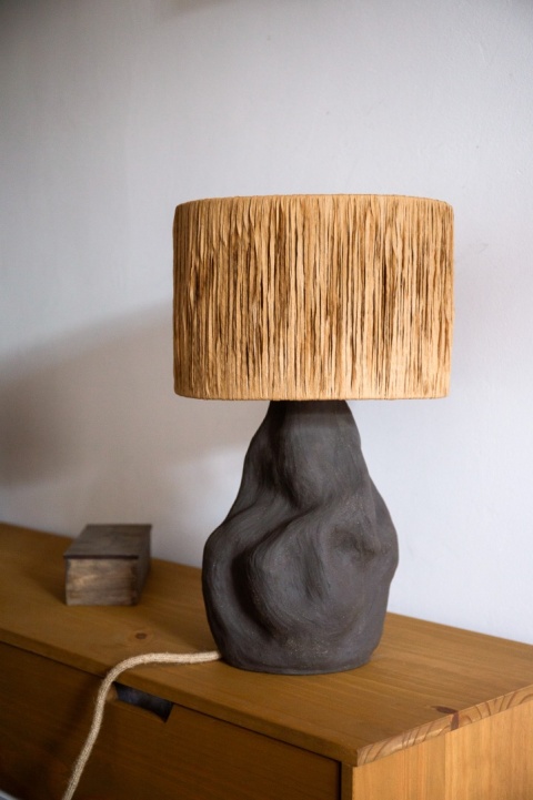 Lampa stołowa TERES na ceramicznej podstawie brązowa reflowana do salonu, sypialni lub biura