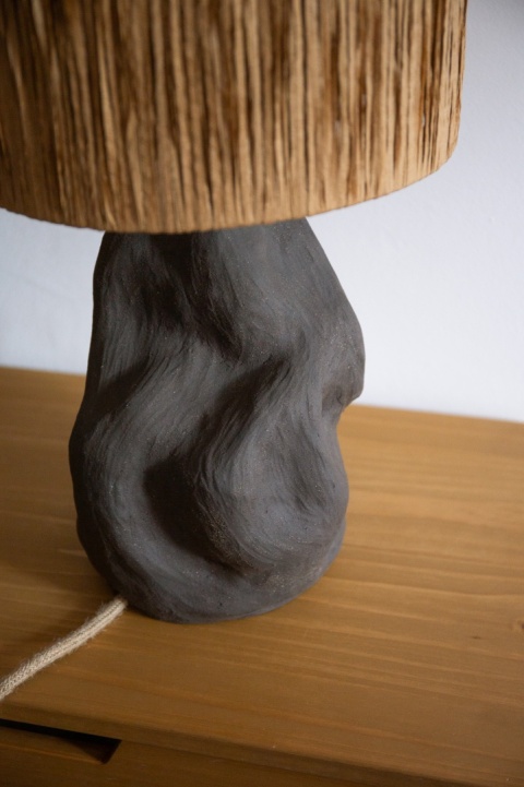 Lampa stołowa TERES na ceramicznej podstawie brązowa reflowana do salonu, sypialni lub biura