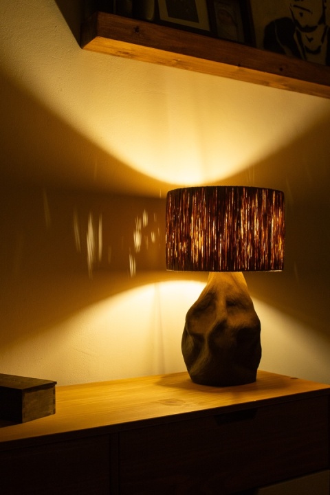 Lampa stołowa TERES na ceramicznej podstawie brązowa reflowana do salonu, sypialni lub biura