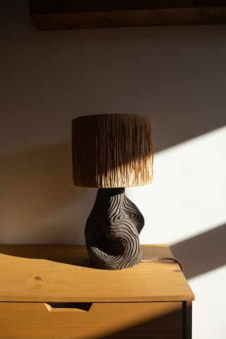 Lampa stołowa TERRA na ceramicznej podstawie brązowa reflowana do salonu, sypialni lub biura