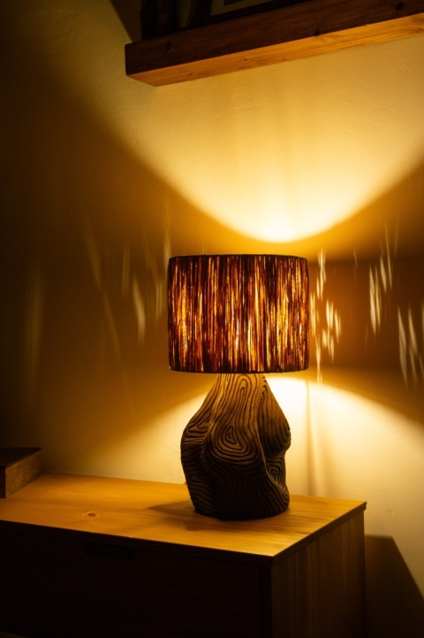 Lampa stołowa TERRA na ceramicznej podstawie brązowa reflowana do salonu, sypialni lub biura