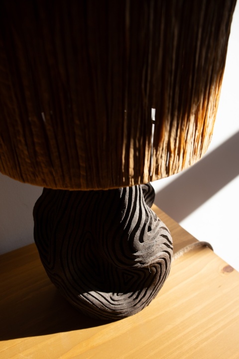 Lampa stołowa TERRA na ceramicznej podstawie brązowa reflowana do salonu, sypialni lub biura