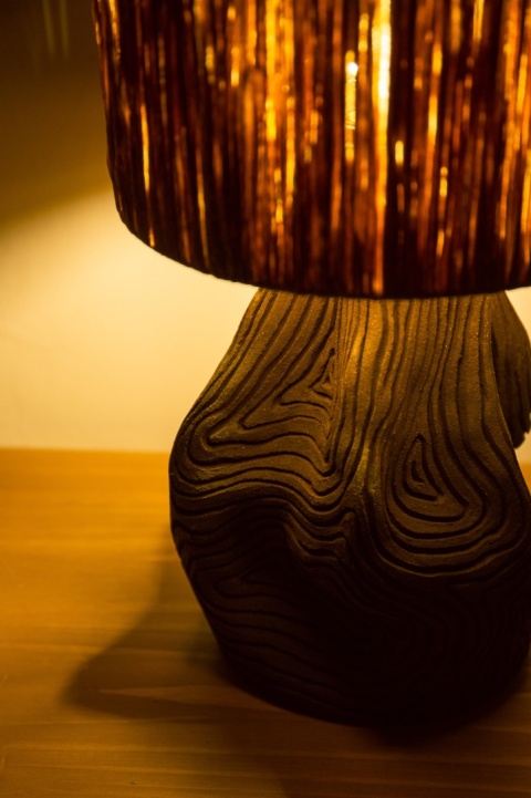 Lampa stołowa TERRA na ceramicznej podstawie brązowa reflowana do salonu, sypialni lub biura