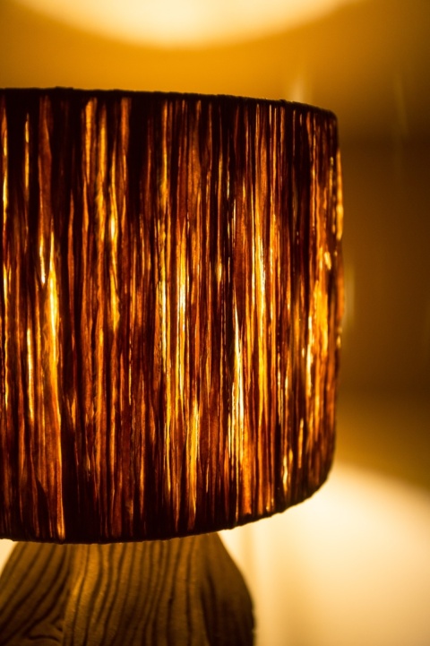 Lampa stołowa TERRA na ceramicznej podstawie brązowa reflowana do salonu, sypialni lub biura