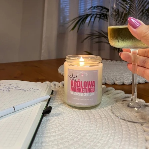 Królowa Marketingu władczyni contentu - świeca sojowa 250 ml
