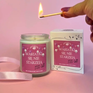 Wariatki się nie starzeją, 100 lat! - świeca sojowa z życzeniami 250 ml