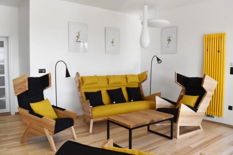 Fotel tapicerowany LORD z litego drewna designerski uszak do salonu lub sypialni