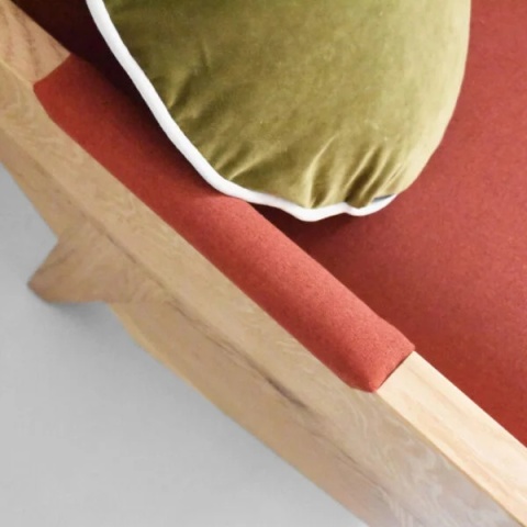 Sofa ENI dwuosobowa z litego drewna nowoczesna do salonu