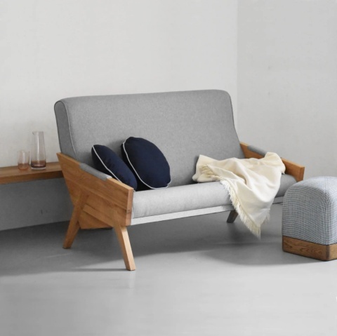 Sofa ENI dwuosobowa z litego drewna nowoczesna do salonu