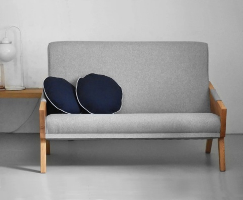 Sofa ENI dwuosobowa z litego drewna nowoczesna do salonu