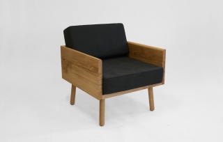 Fotel tapicerowany WOODIE z drewna dębowego designerski do salonu lub sypialni