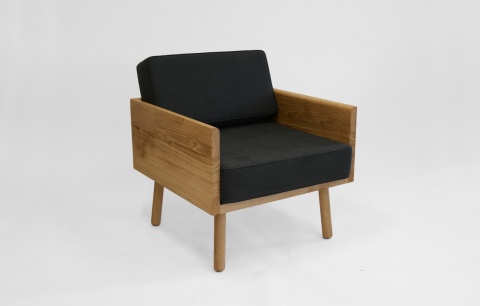 Fotel tapicerowany WOODIE z drewna dębowego designerski do salonu lub sypialni