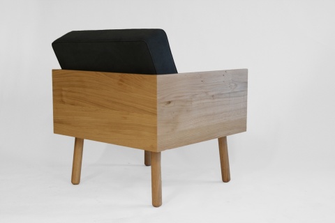 Fotel tapicerowany WOODIE z drewna dębowego designerski do salonu lub sypialni