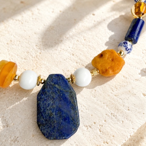 Naszyjnik SIROCCO BLU lapis lazuli, bursztyn i agat elegancka biżuteria dla kobiet