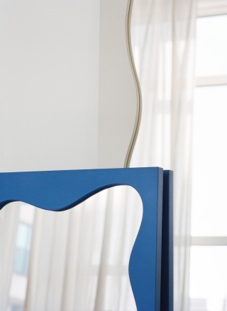 Lustro No. 2 designerskie 68 x 100 cm w nieregularnej ramie do salonu, łazienki, garderoby
